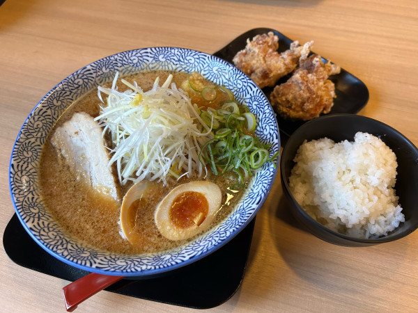 「国産生姜醤油らーめん1210円＋でかからセット385円」@味噌屋蔵之介 東松山店の写真