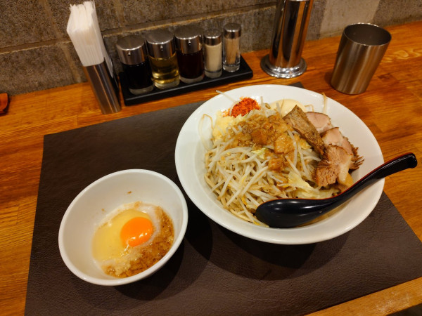 「限定　汁なし二郎系＋あぶら玉さん」@麺処 青野の写真