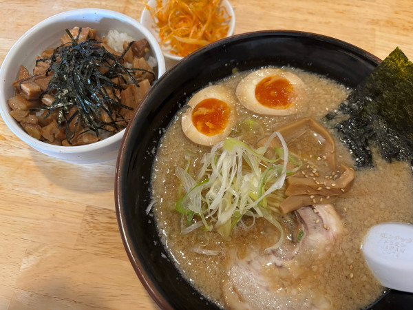 「黒らーめん こってり＋味玉＋ネギチャーシュー丼（1500円）」@らーめんめんぱちの写真