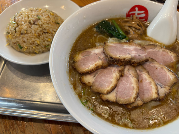 「肉そば 小＋ワンタン＋チャーハン 小（2100円）」@中華そば まるきの写真