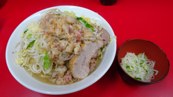 「小：汁なし（900円）＋長ねぎ　ニンニクアブラショウガ」@ラーメン二郎 大宮公園駅前店の写真