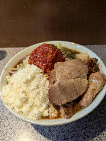 「トマ旨ロッソ麺中盛+粉チーズ」@ラーメン宮郎の写真