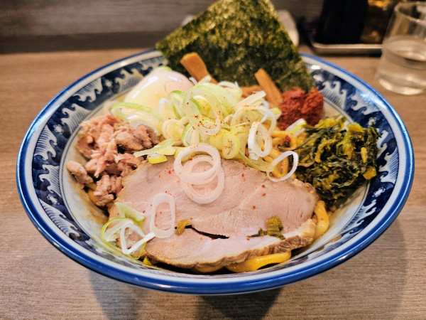 「辛油そば&温泉卵」@兎に角 松戸店の写真