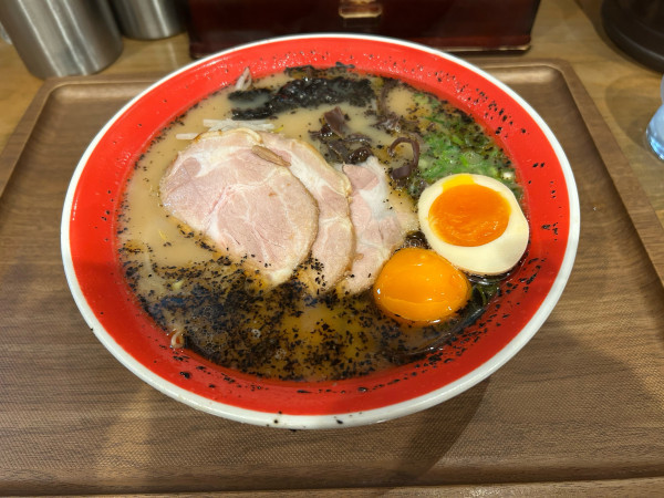 「玉子入りラーメン(卵黄と味玉）」@黒亭 下通店の写真