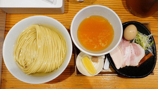 「つけ麺 300g（塩・あさり油）＋味玉＋藻塩＆レモン」@麺屋鈴春の写真
