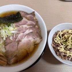 昔ながらのスープでチャーシューメン味玉で麺は平麺と豚めし