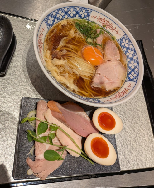 「地鶏醤油SOBA（1150円）+特製トッピング」@鶏soba 座銀 KITTE丸の内店の写真