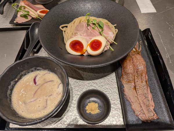 「鶏つけSOBA（1250円）+味玉+肉寿司」@鶏soba 座銀 KITTE丸の内店の写真