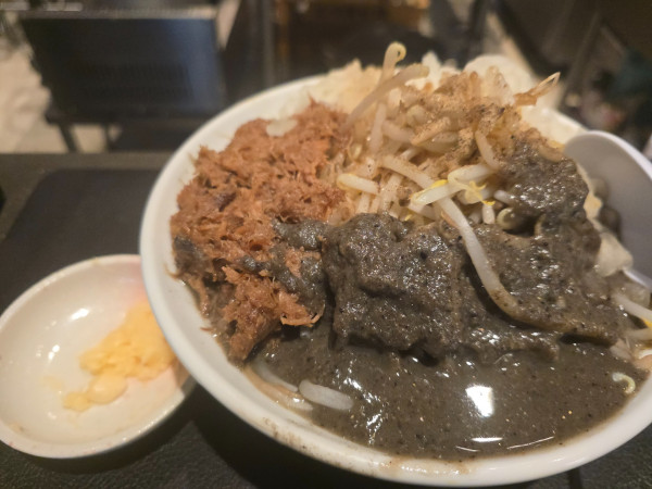 「暴君煮干 〜ジロウ系〜・黒酢の和え玉・旨辛ネギ ￥2,400」@煮干しと日本酒 すぎだまの写真