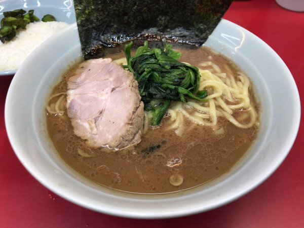 「らーめん並(普通)+無料ライス 900円」@横浜ラーメン 武蔵家 大宮店の写真