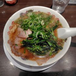 ラーメン820円、辛ニラ150円