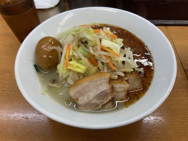 「鶏塩ぶた入り辛タンメン＋味玉」@富白 御徒町本店の写真