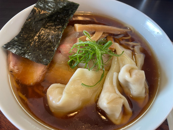 「雲吞入り醤油らぁ麺・細麺：1150円」@らーめんuniqueの写真