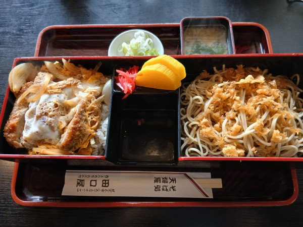「冷やしたぬき蕎麦とかつ丼セット 1050円」@田口屋の写真