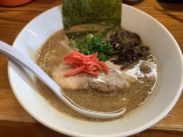 「とんこつラーメン（並）980円」@圭一屋 本店の写真