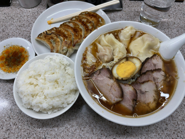 「ワンタンチャーシュー麺+餃子ライス」@中華麺店 喜楽の写真