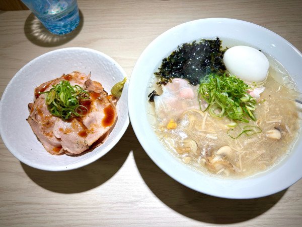 「特製ベビーホタテ塩餡掛けラーメン豚飯」@らぁめん 希いろの写真