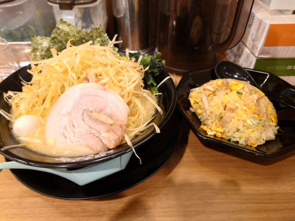 「塩ネギチャーシュー麺大盛り  ネギW  硬め  半チャーハン」@町田商店 大森店の写真