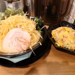 塩ネギチャーシュー麺大盛り  ネギW  硬め  半チャーハン