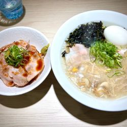 特製ベビーホタテ塩餡掛けラーメン豚飯