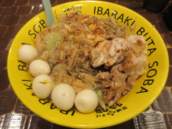 「豚そば（１０５０円）＋汁なし変更１００円＋うずら１００円」@茨城豚そば 特龍 本店の写真