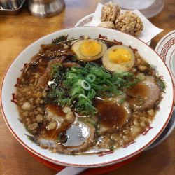 背脂黒醤油ラーメン