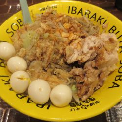 豚そば(1050円)+汁なし変更100円+うずら100円