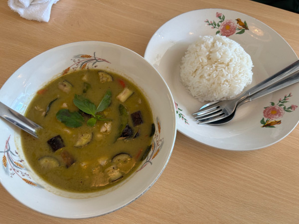 「グリーンカレー1250円+ジャスミンライス550円」@GINGER FARM KITCHENの写真