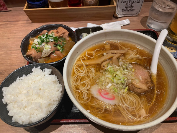 「支那そば＋白モツ煮込み＋ライス＋ビール等」@一文無の写真