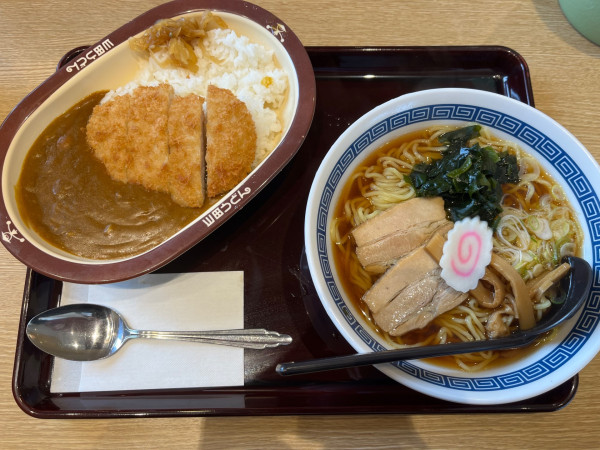 「かつカレーセット＋昔ながらのしょうゆラーメン＋大盛り」@山田うどん食堂 江川店の写真