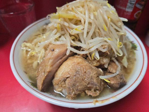 「ぶた入り大ラーメン・カタメ (ヤサイカラメ)￥900」@ラーメン二郎 三田本店の写真