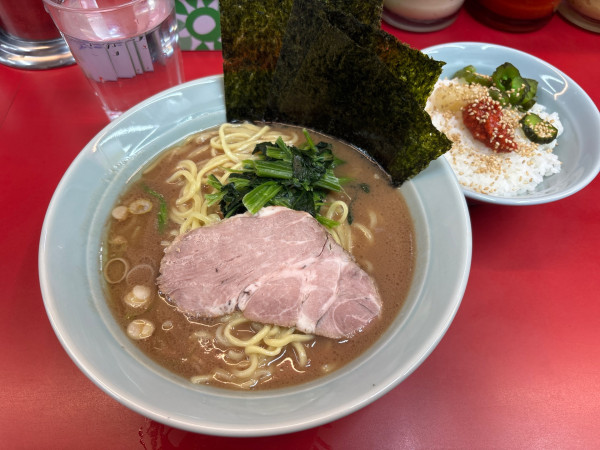 「らーめん中盛」@横浜ラーメン 武蔵家 大宮店の写真