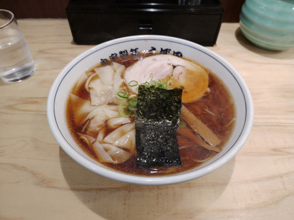 「醤油ワンタンメン¥1200」@自家製麺 らーめんくぼ田 三ツ境店の写真