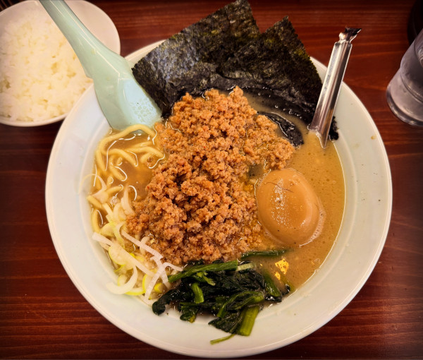 「ひき肉ラーメン(太麺)＋煮卵」@らーめん一品堂 六丁の目店の写真