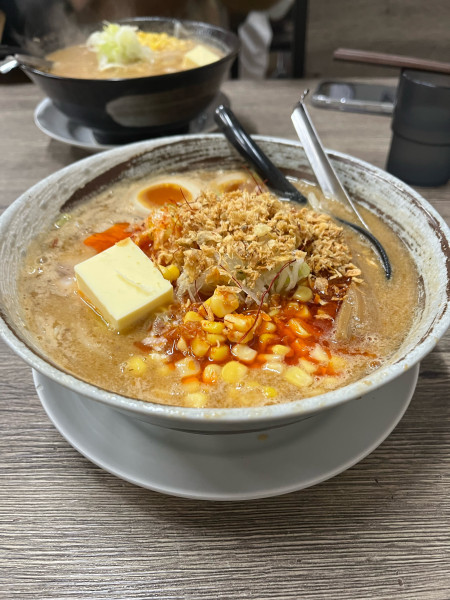 「赤辛味噌ラーメン + 味玉 バター コーン」@麺屋とみよしの写真