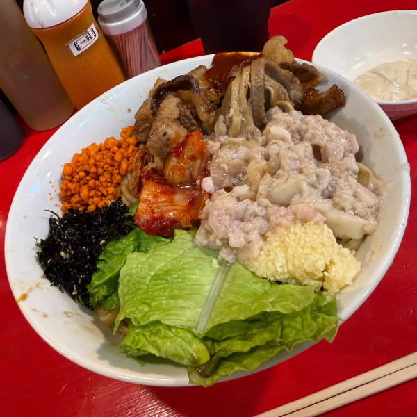 「キムカルまぜそば「コール」 ニンニク、アブラ、辛揚げ、ガリマヨ別」@鷹の目 大宮店の写真