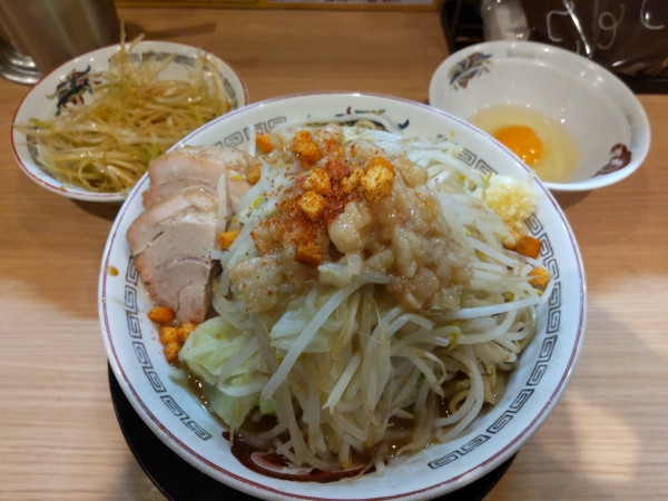 「小ラーメン+ネギ(別皿)、生玉子」@ラーメン豚山 恵比寿店の写真