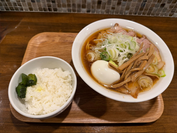 「特製OKAちゃん中華そば1350円＋ネギ増し100円」@Yo-shoku OKADAの写真