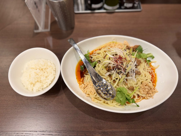 「汁なし担々麺(パクチーあり普辛)1200円サービス半ライス」@SHIBIRE-NOODLES 蝋燭屋 銀座新店の写真