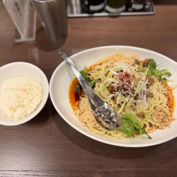 汁なし担々麺(パクチーあり普辛)1200円サービス半ライス