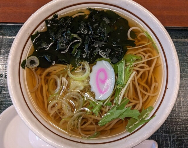 「わかめそば 570円」@和風レストランまるまつ 鎌田店の写真