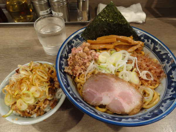 「油そば1050円　刻みチャーシュー丼ミニ330円」@兎に角 松戸店の写真