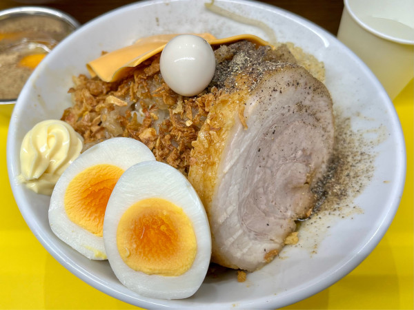 「【限定】汁なし+スライスチーズ+スキヤキ玉子」@豚が1番⭐︎脂が2番の写真