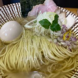 地鶏塩らぁ麺味玉付き・細麺：1050円