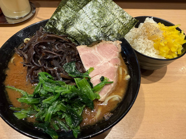 「ラーメン大キクラゲwithライス」@ます家の写真