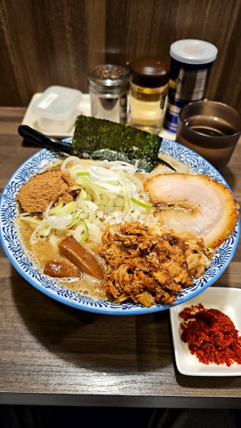 「濃厚ラーメン 大盛 ほぐし豚 海老辛味」@狼煙 〜NOROSHI〜の写真