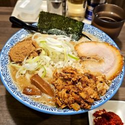 濃厚ラーメン 大盛 ほぐし豚 海老辛味