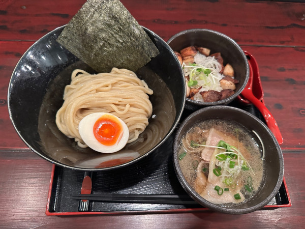 「つけめん（並盛・麺200g）1,100円＋豚丼（小）320円」@麺カフェ花京院の写真