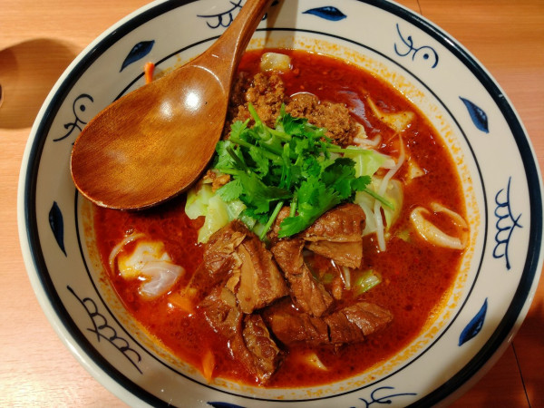 「麻辣牛肉麺」@𰻞𰻞麺 白鹿原の写真