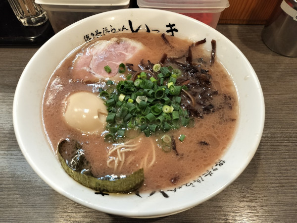 「ラーメン+味玉+替え玉（やわ）」@博多長浜らーめん いっきの写真
